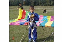 Юный парашютист приземлился удачно