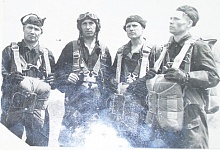 Билалов Фидаиль Шайхлисламович - командир парашютного звена и его команда 1947 год