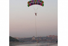 Андрей Овчаров летит над рекой Белая от моста (Уфа-Аэропорт)